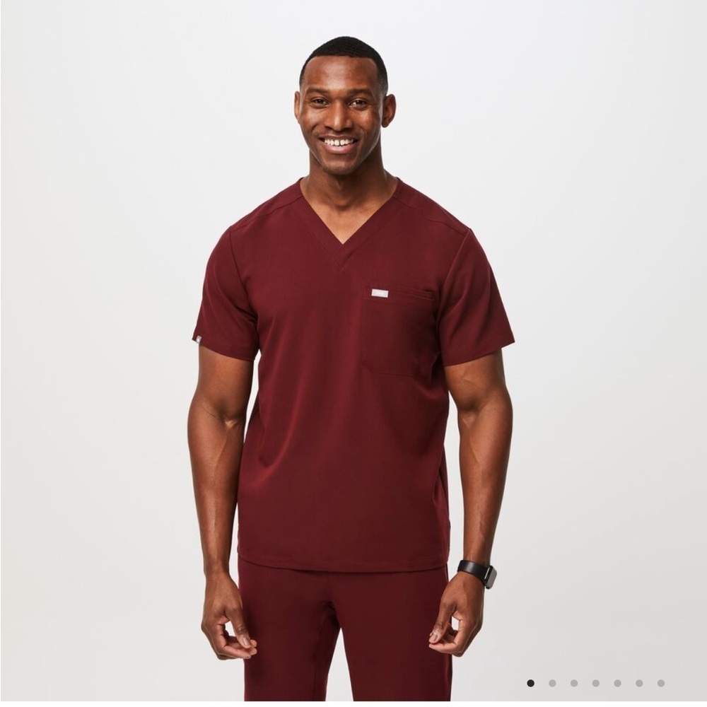 Men’s Figs Leon Three-Pocket Scrub Top in Burgundy | Size L